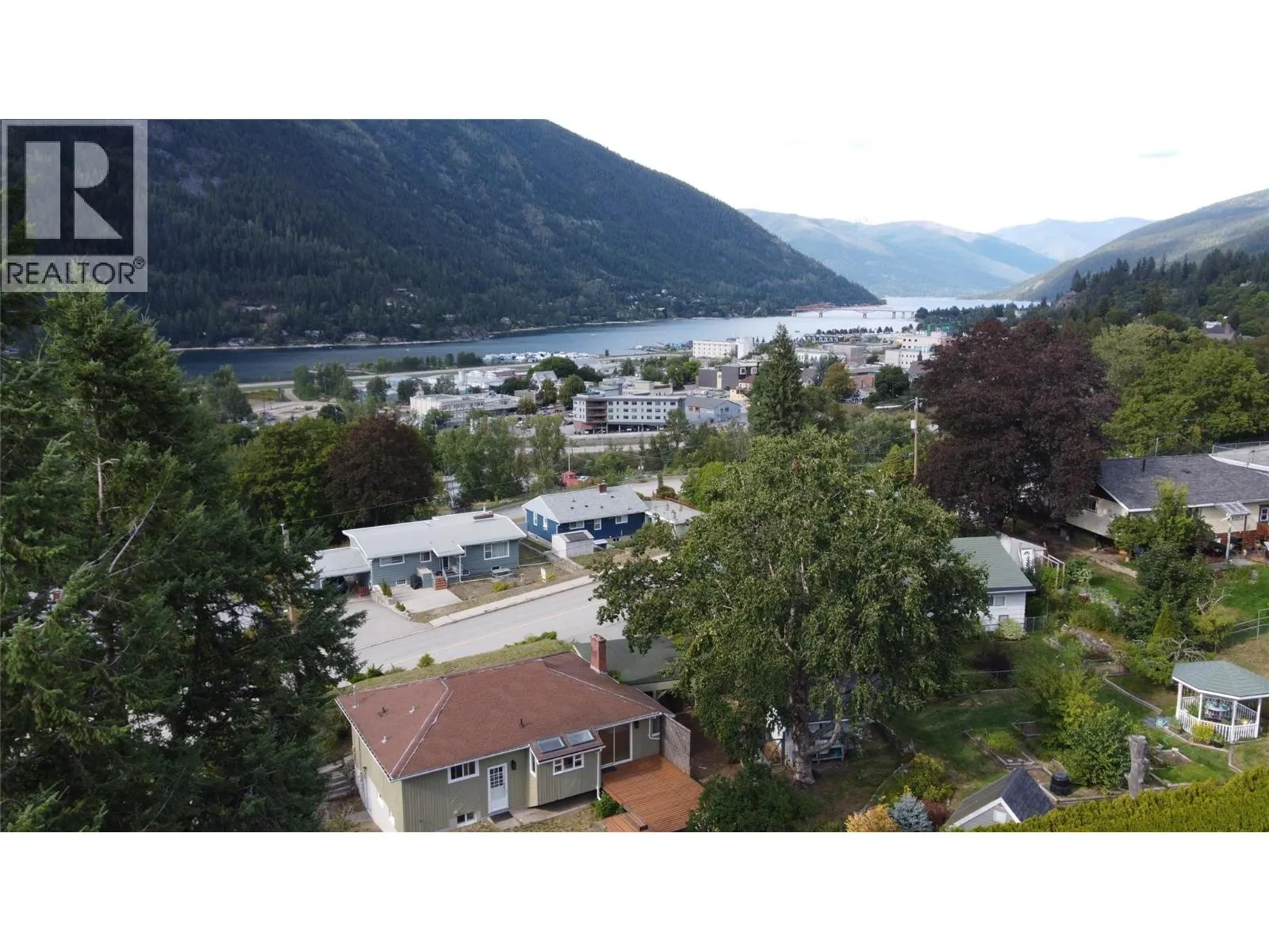 601 Lakeview Crescent