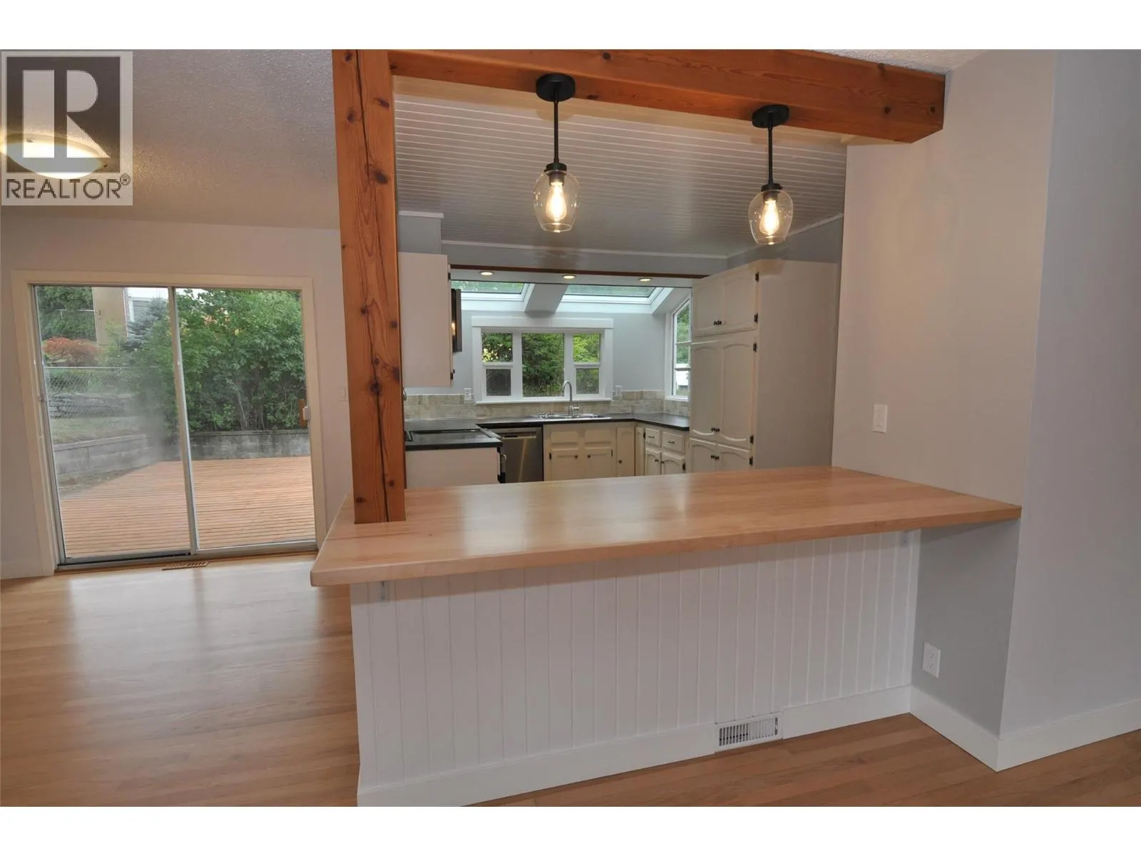 601 Lakeview Crescent