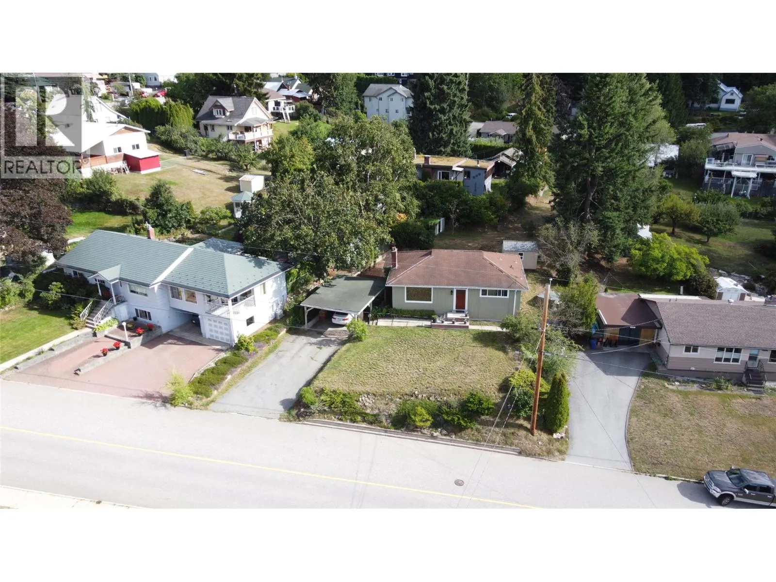 601 Lakeview Crescent