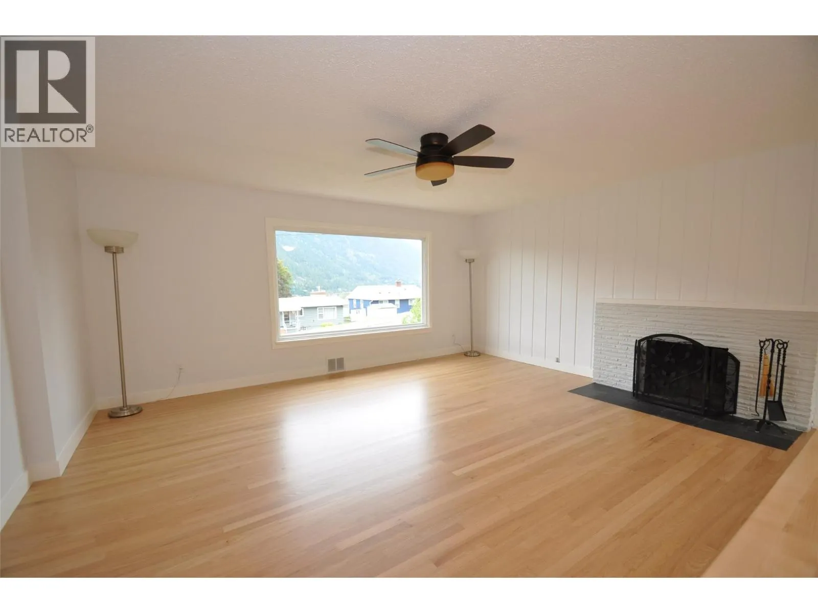 601 Lakeview Crescent
