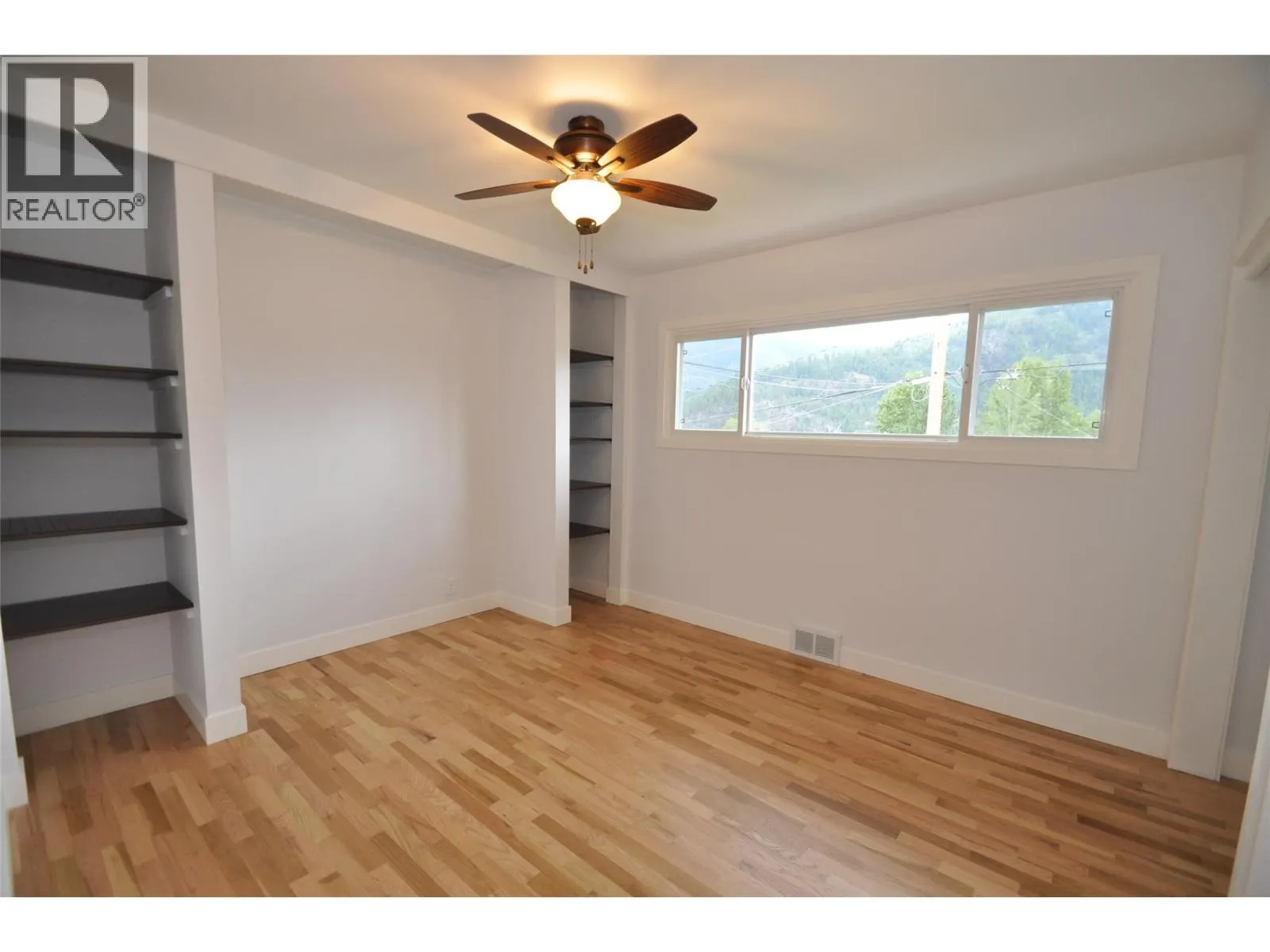 601 Lakeview Crescent