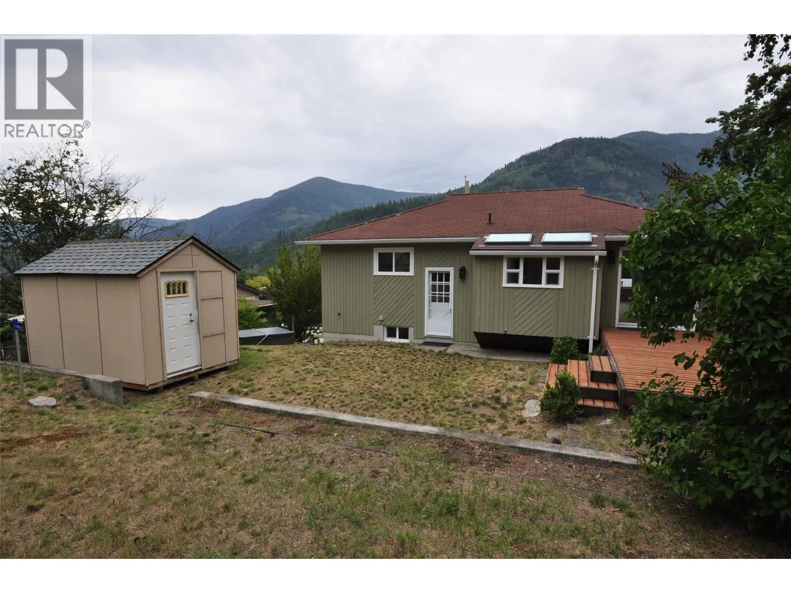 601 Lakeview Crescent