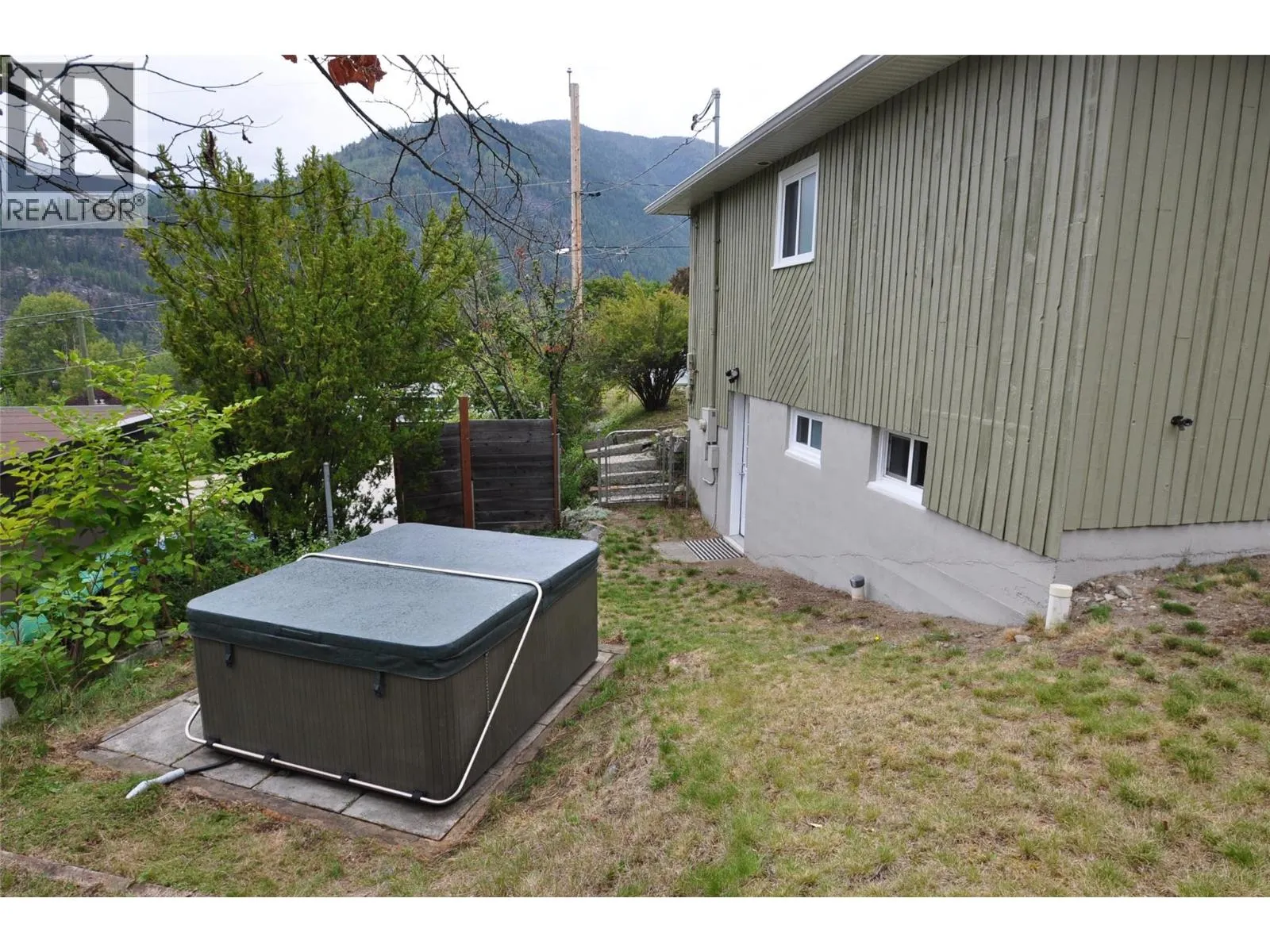 601 Lakeview Crescent