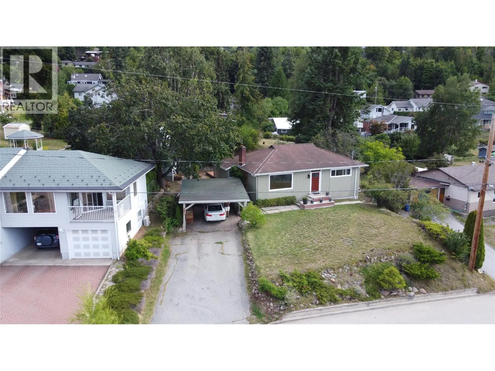 601 Lakeview Crescent