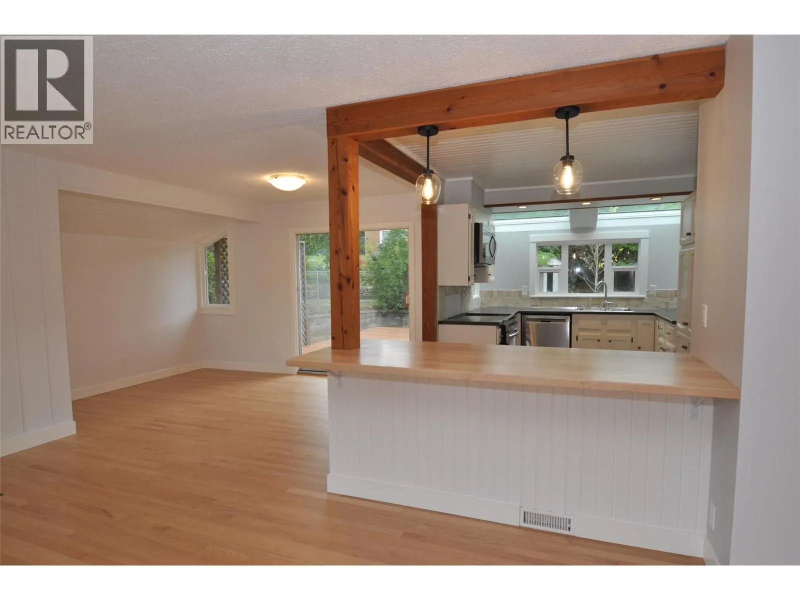 601 Lakeview Crescent