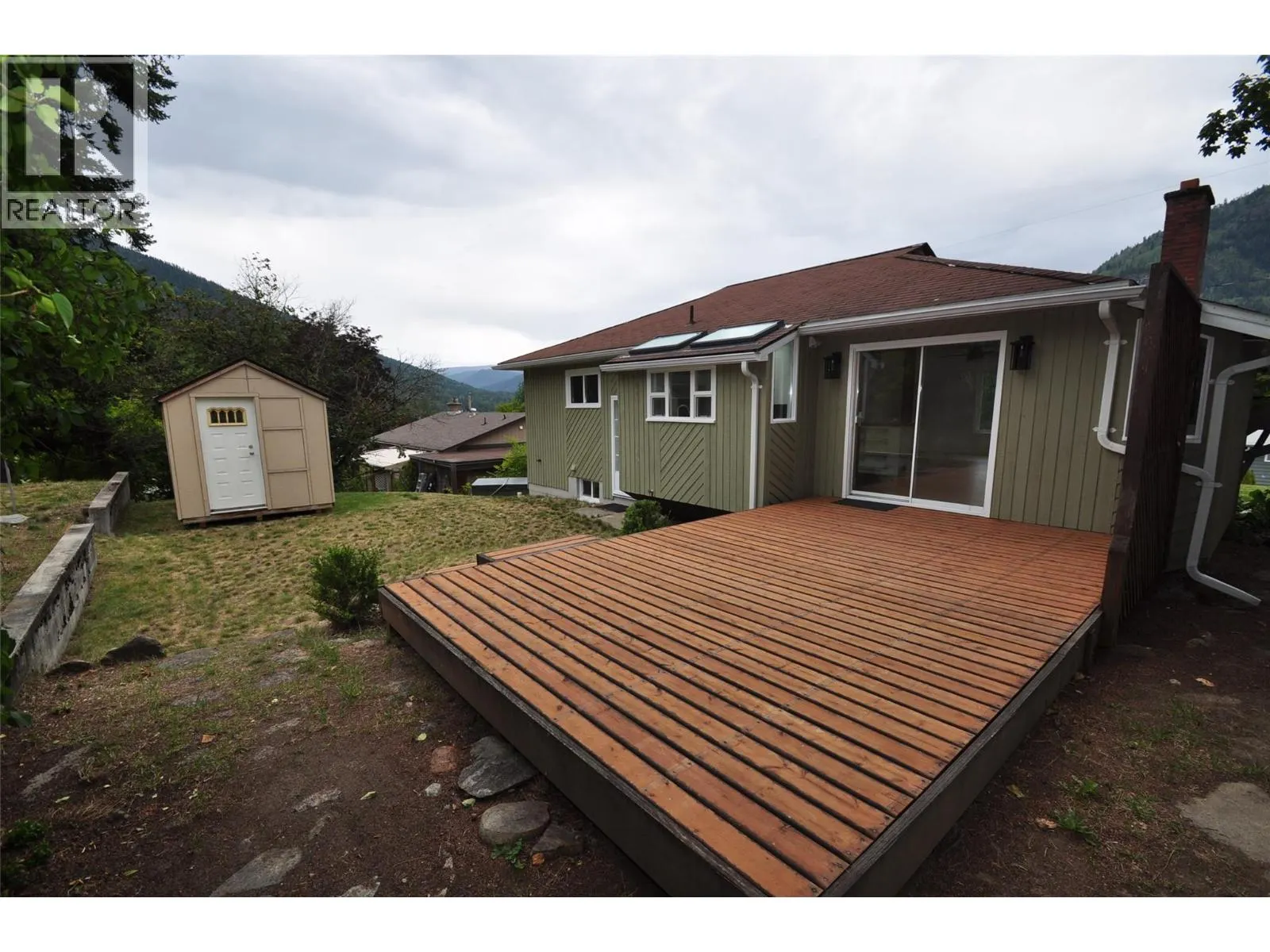 601 Lakeview Crescent