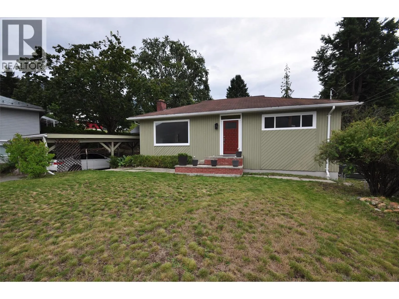 601 Lakeview Crescent