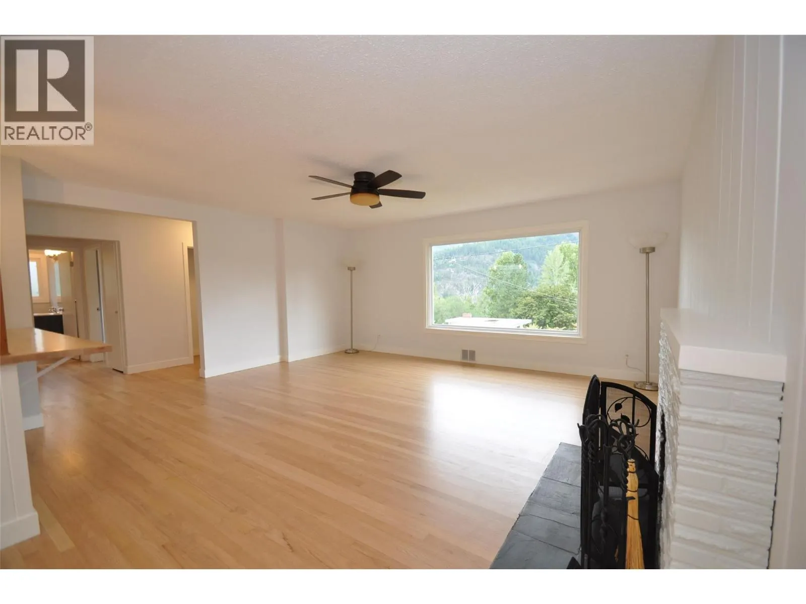 601 Lakeview Crescent