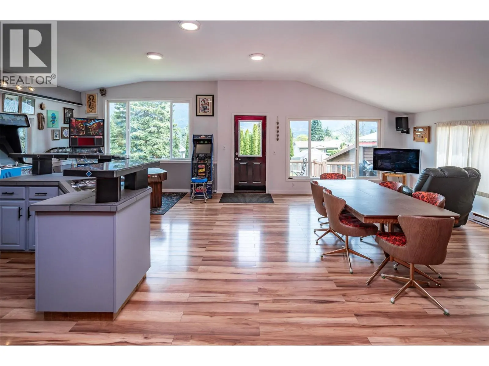 127 8th Street N