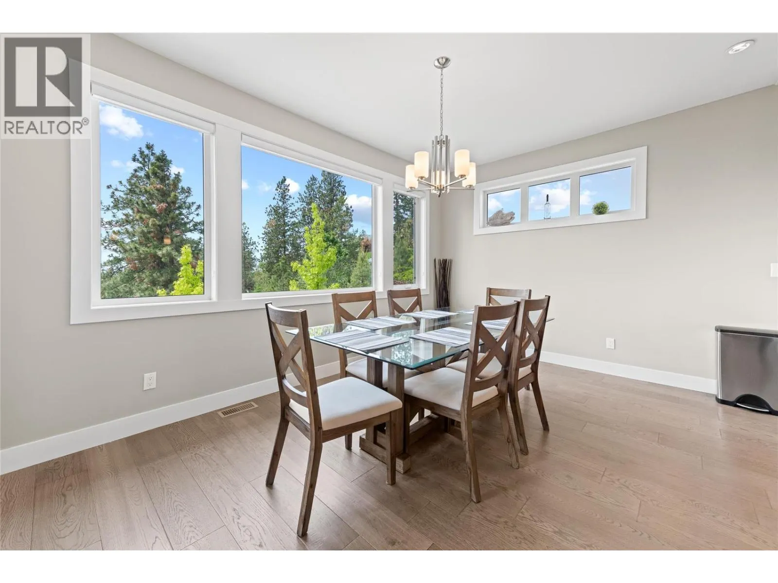 1064 Aurora Heights