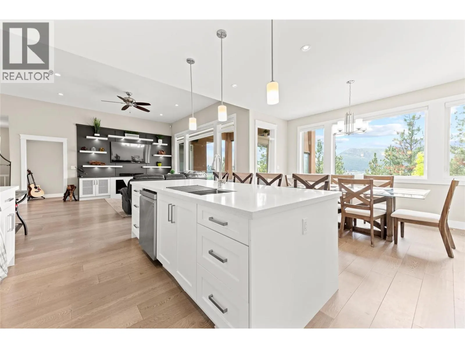 1064 Aurora Heights