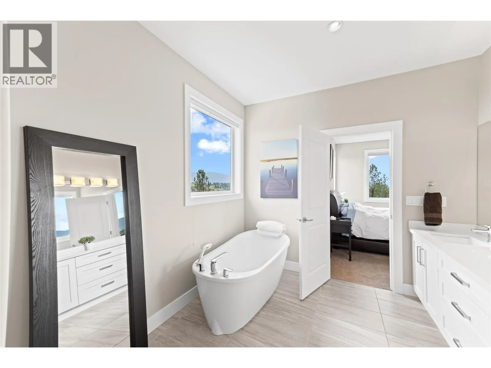 1064 Aurora Heights