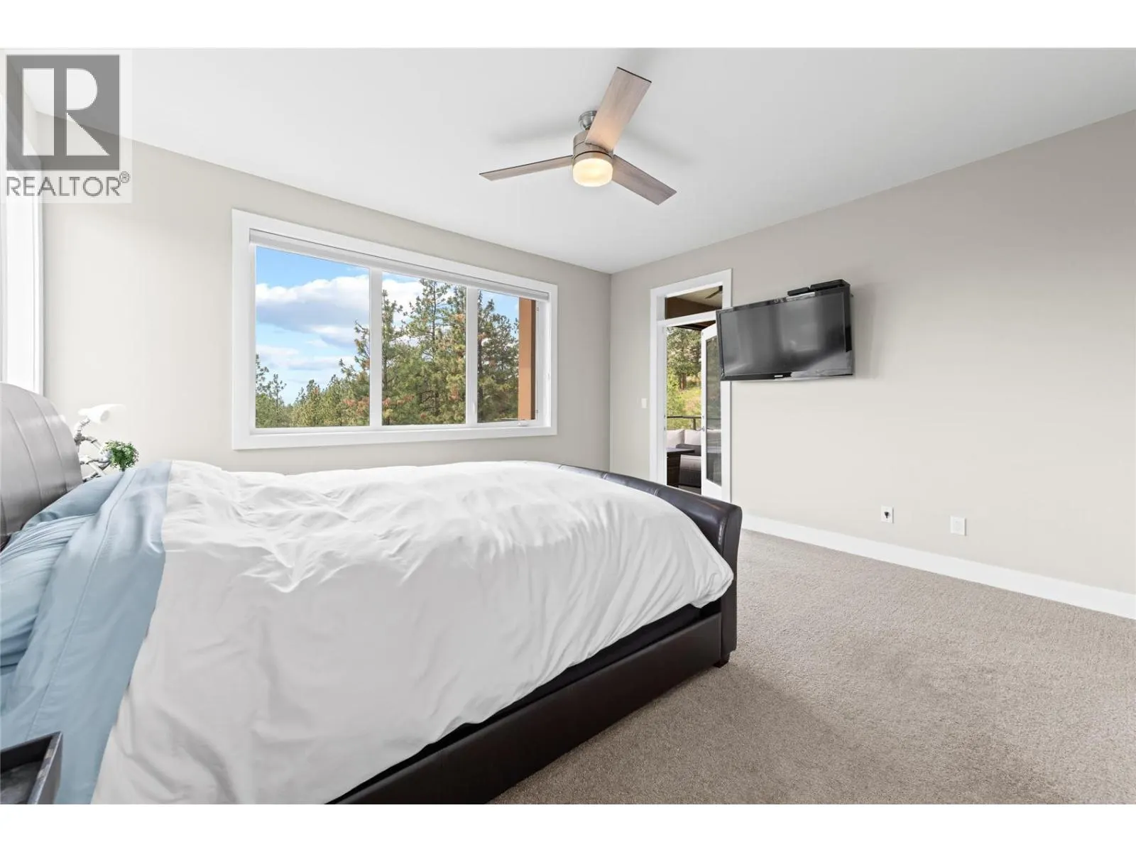 1064 Aurora Heights