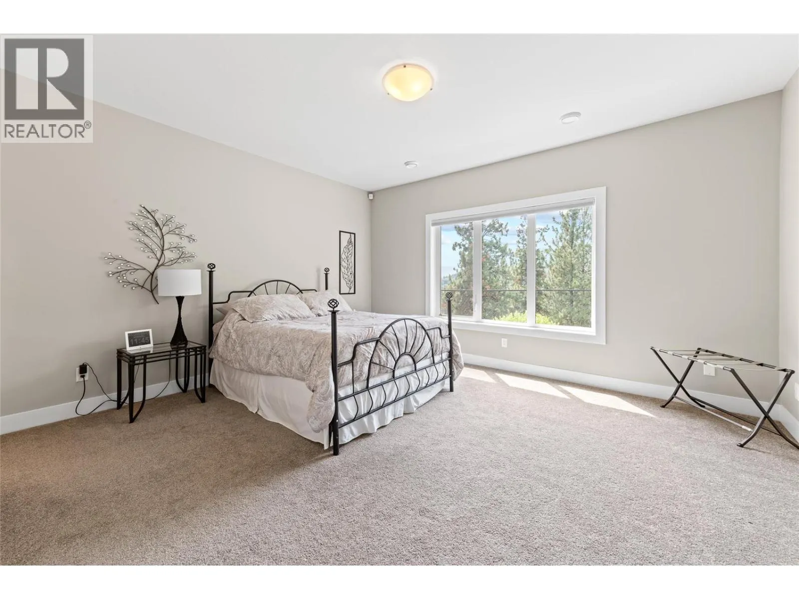 1064 Aurora Heights