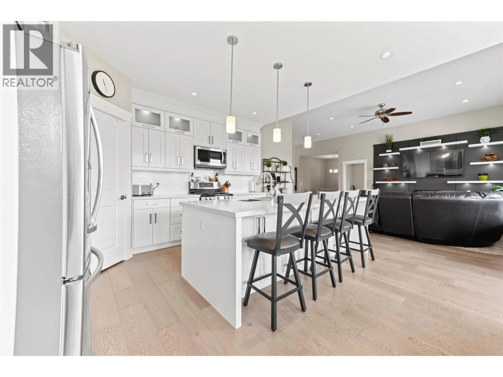 1064 Aurora Heights