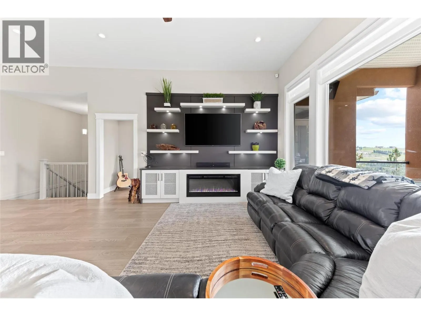 1064 Aurora Heights