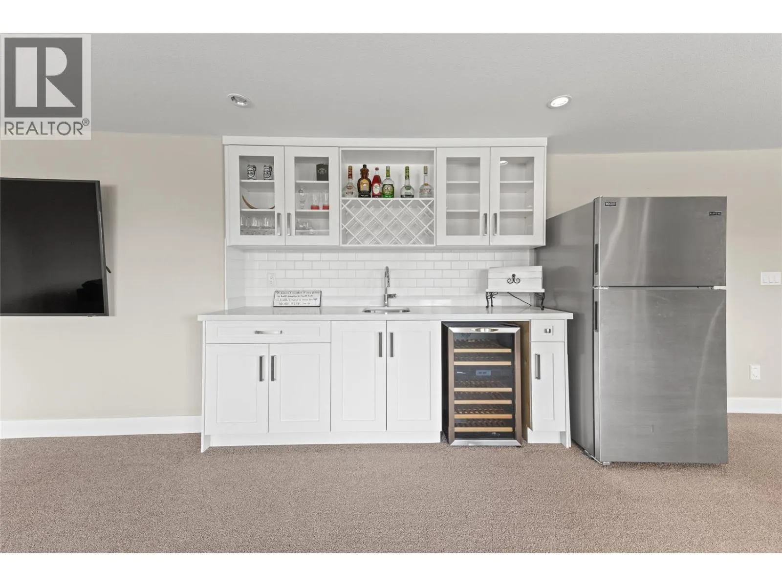 1064 Aurora Heights