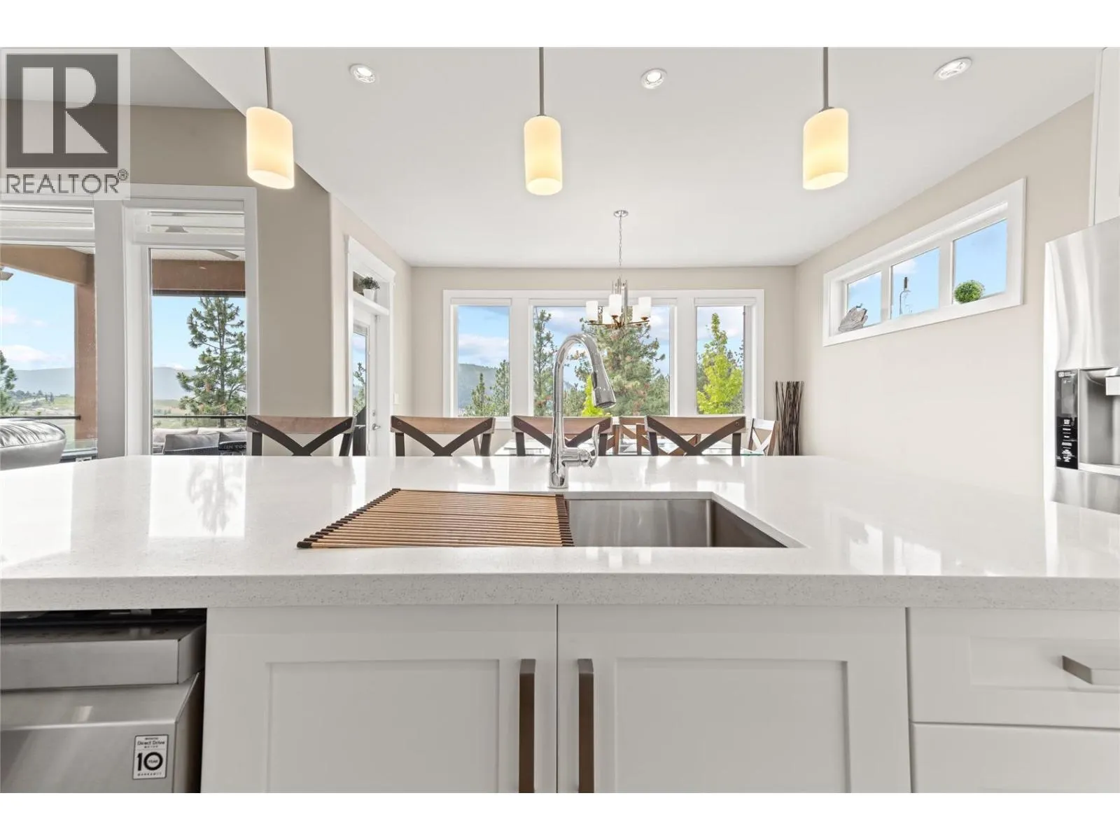 1064 Aurora Heights