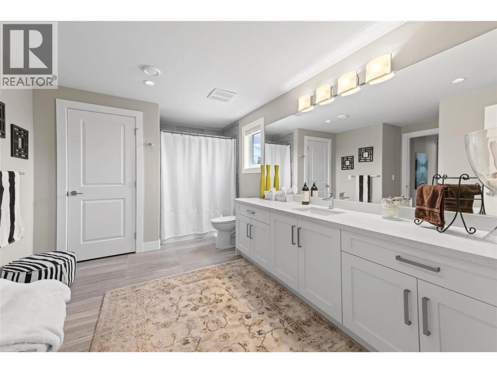 1064 Aurora Heights
