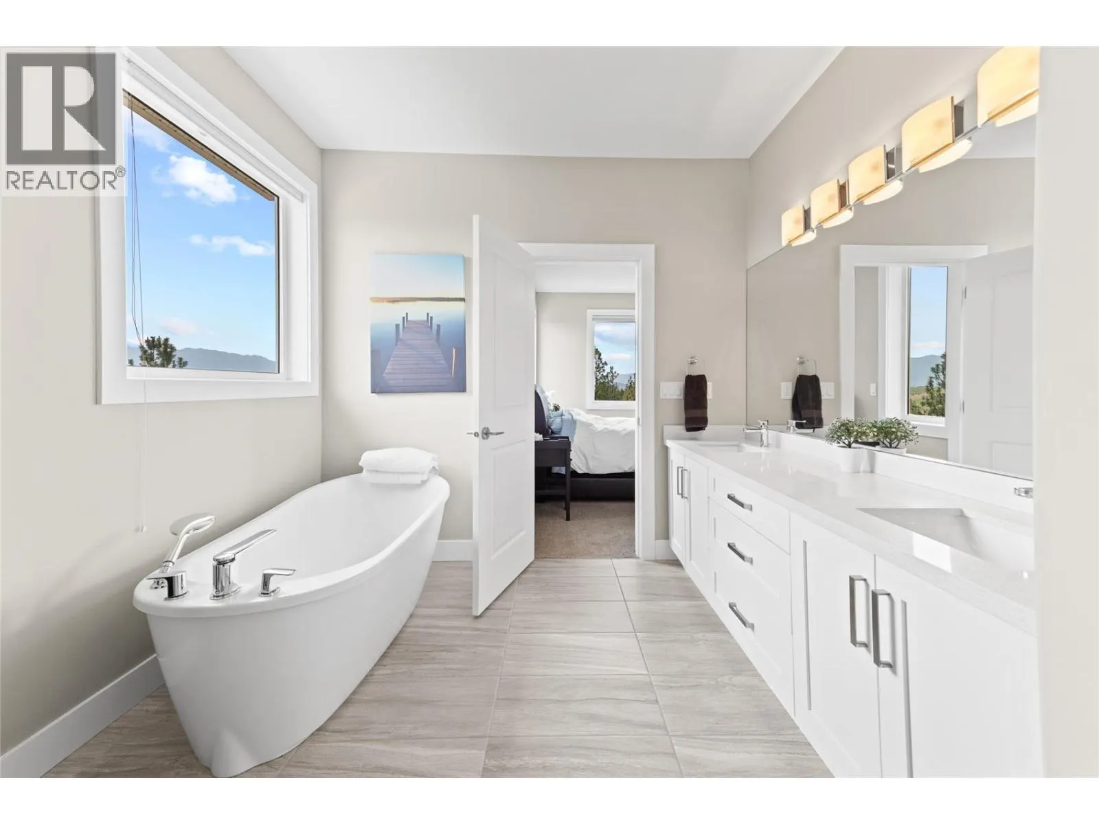 1064 Aurora Heights