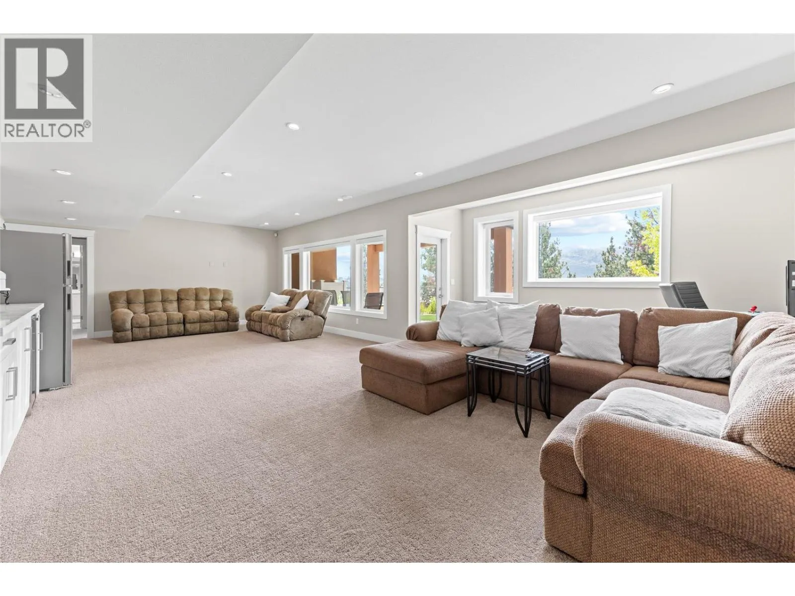 1064 Aurora Heights