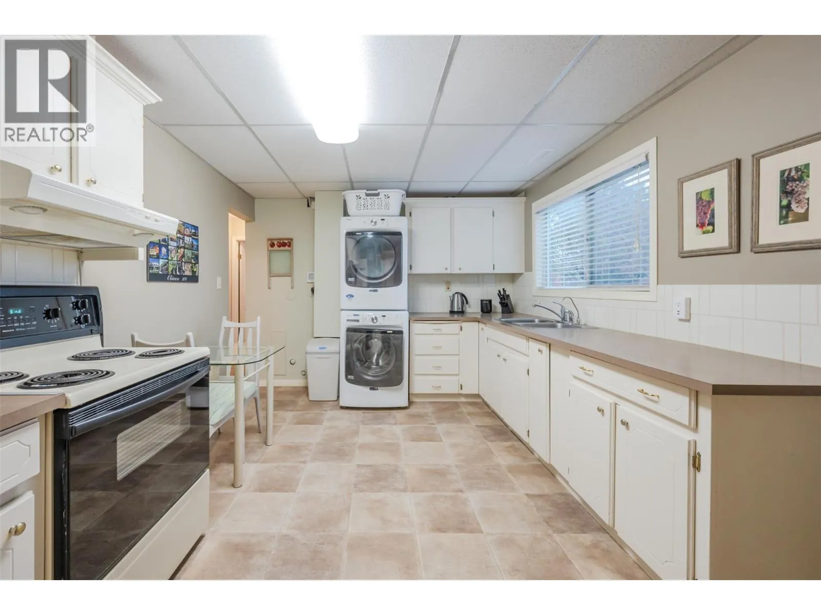 949 Panorama Crescent