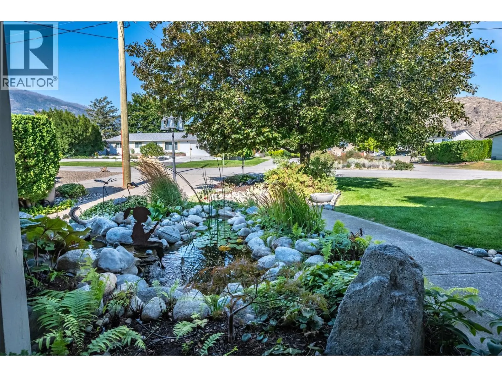 949 Panorama Crescent
