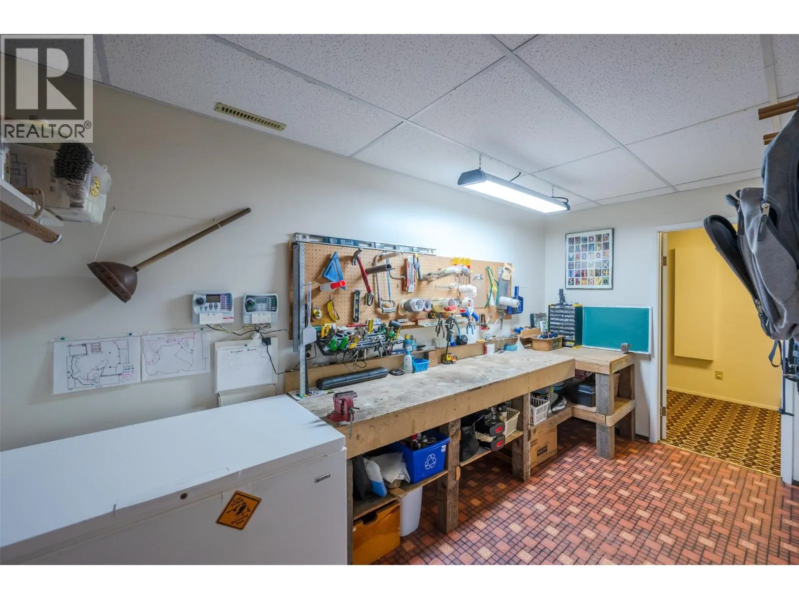 949 Panorama Crescent