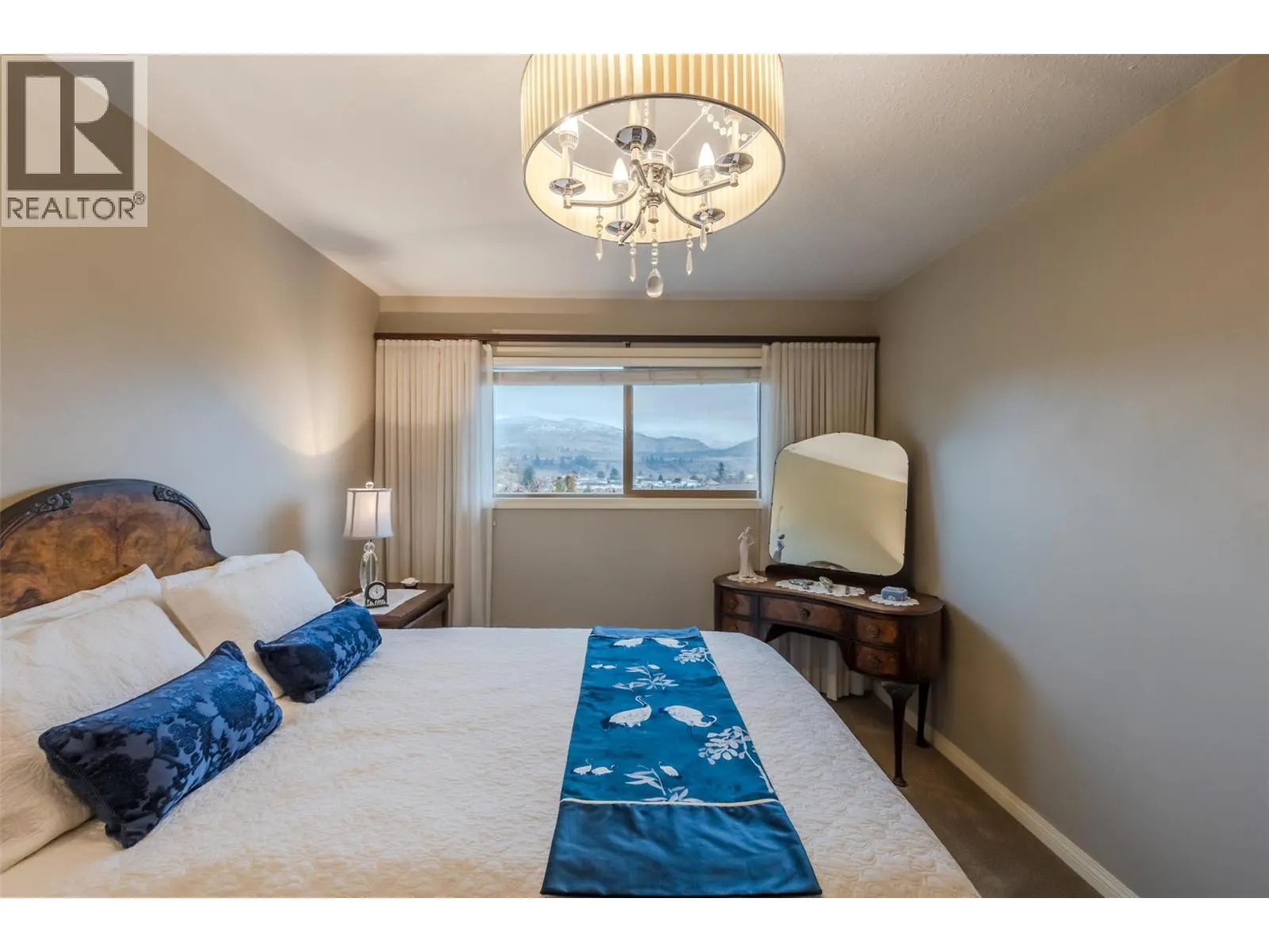 949 Panorama Crescent