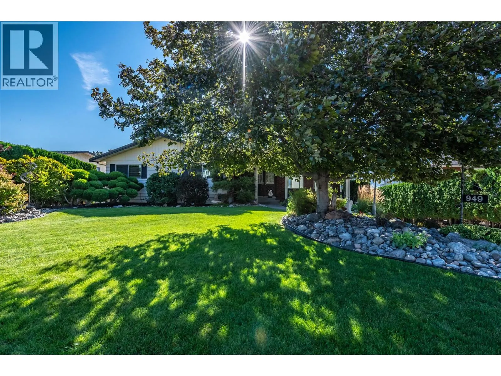 949 Panorama Crescent