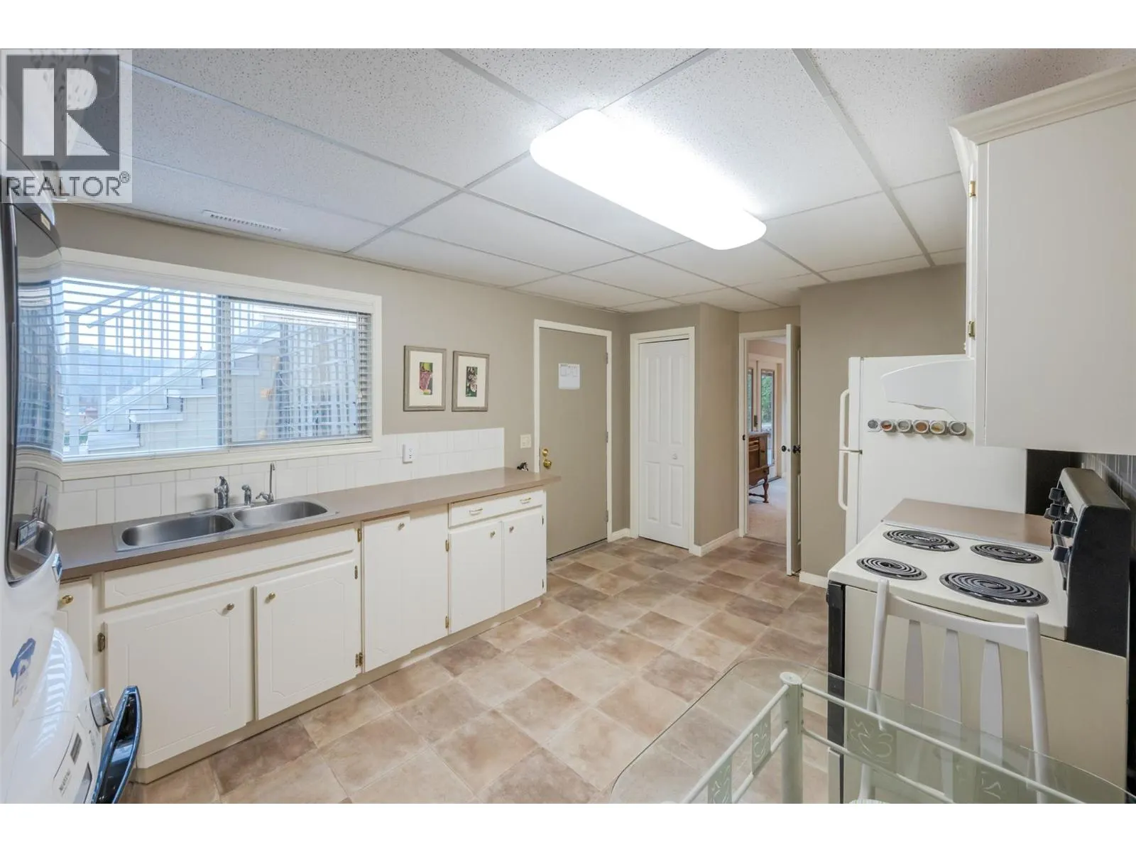 949 Panorama Crescent