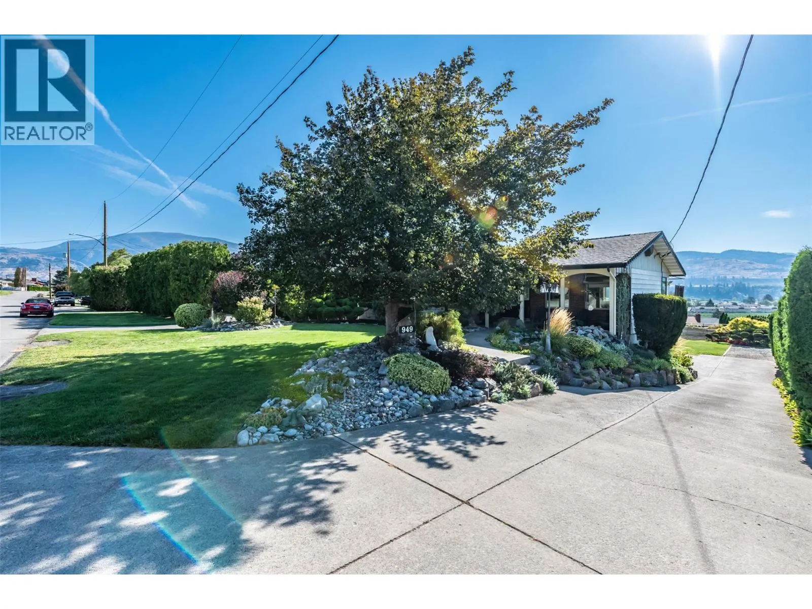 949 Panorama Crescent