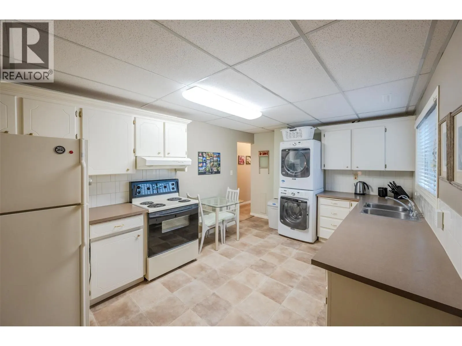 949 Panorama Crescent