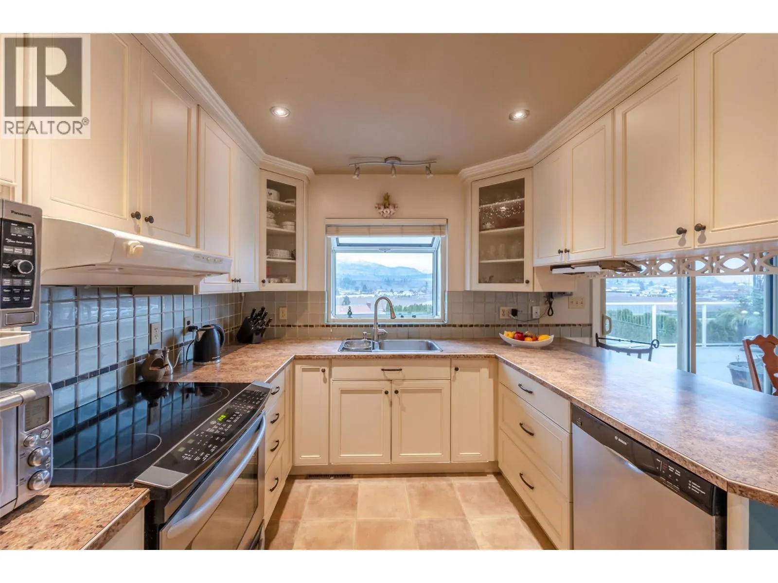 949 Panorama Crescent