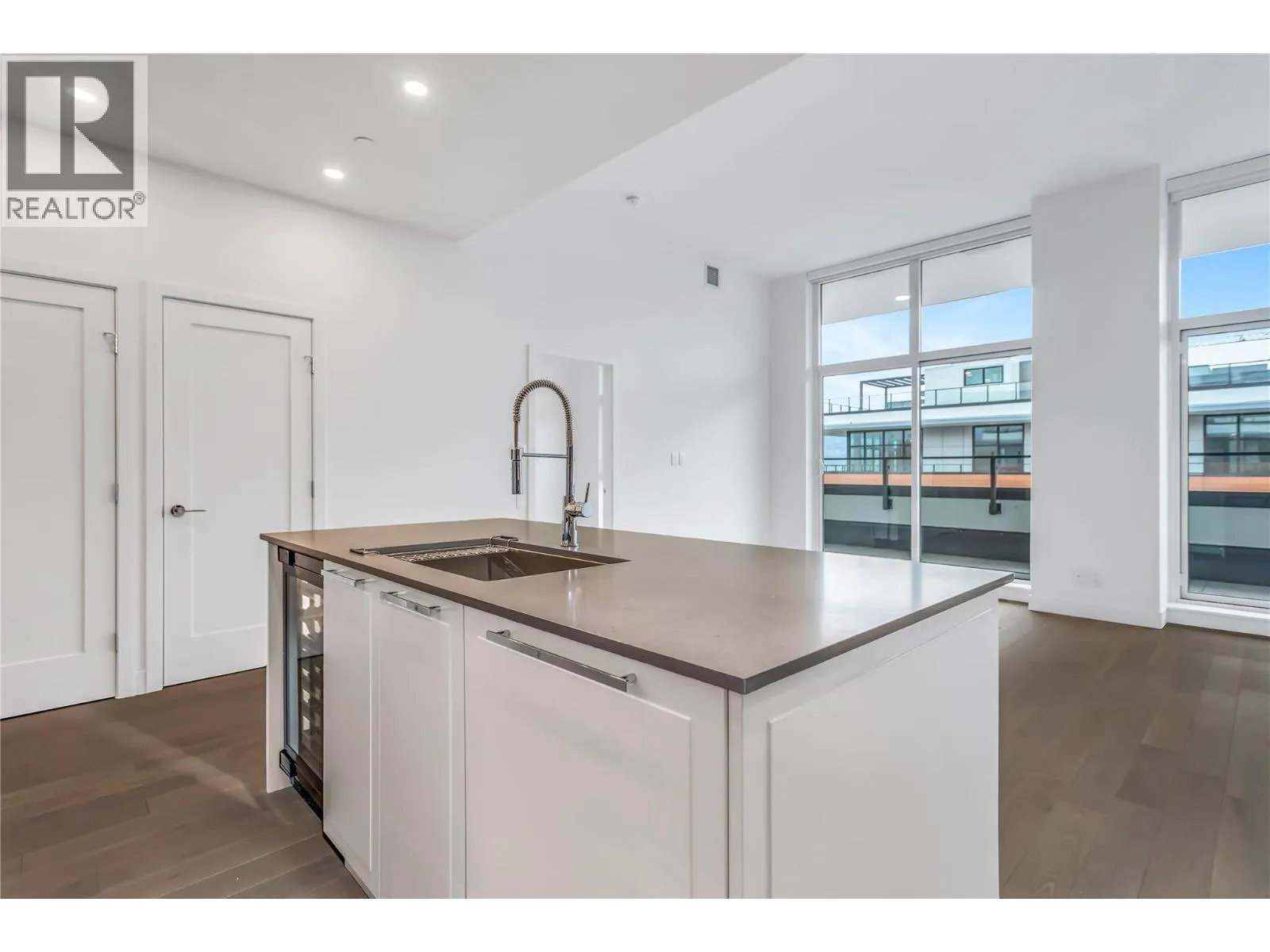 3409 Lakeshore Road Unit# PH S607