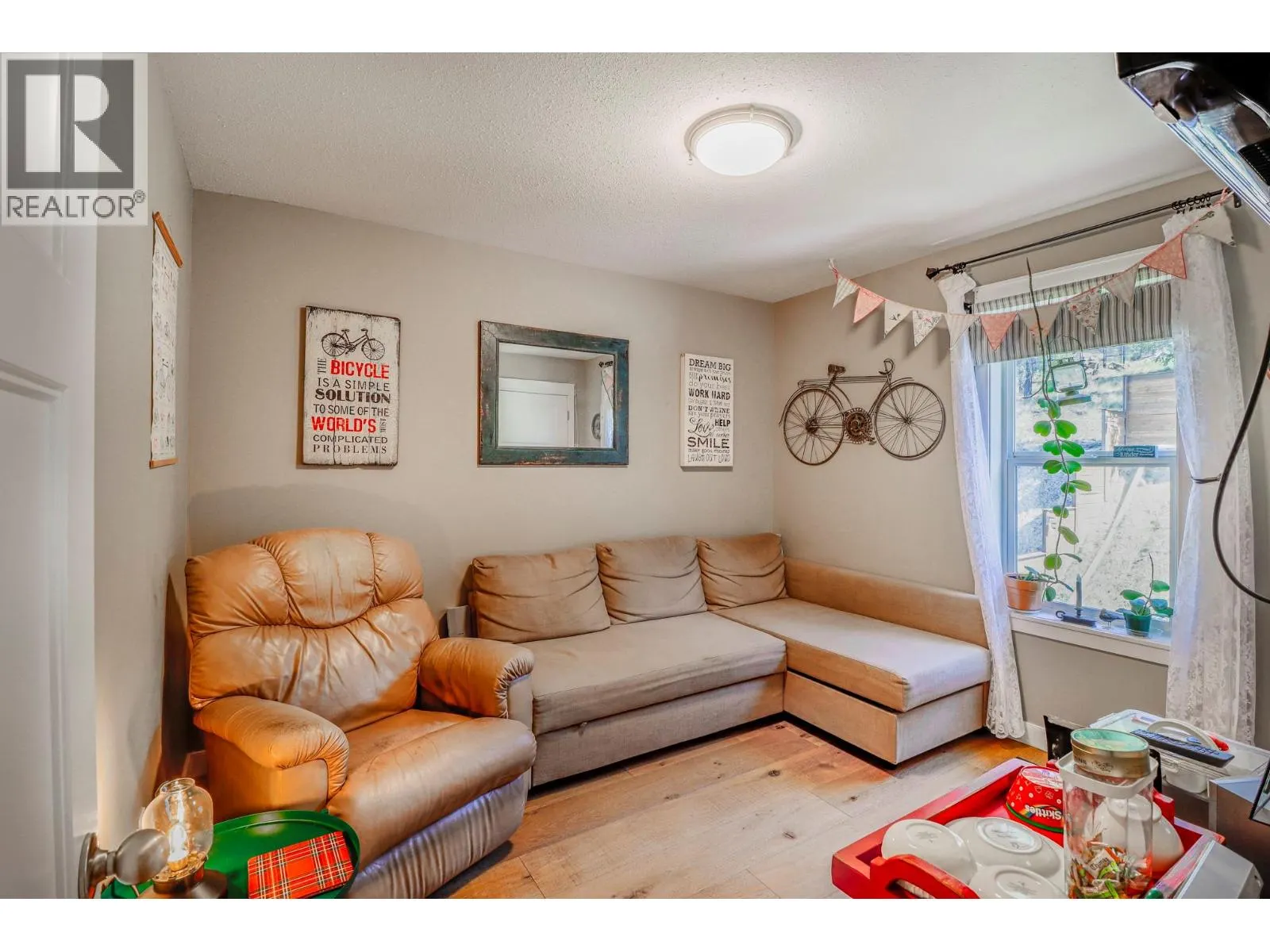 1594 MT FISHER Crescent