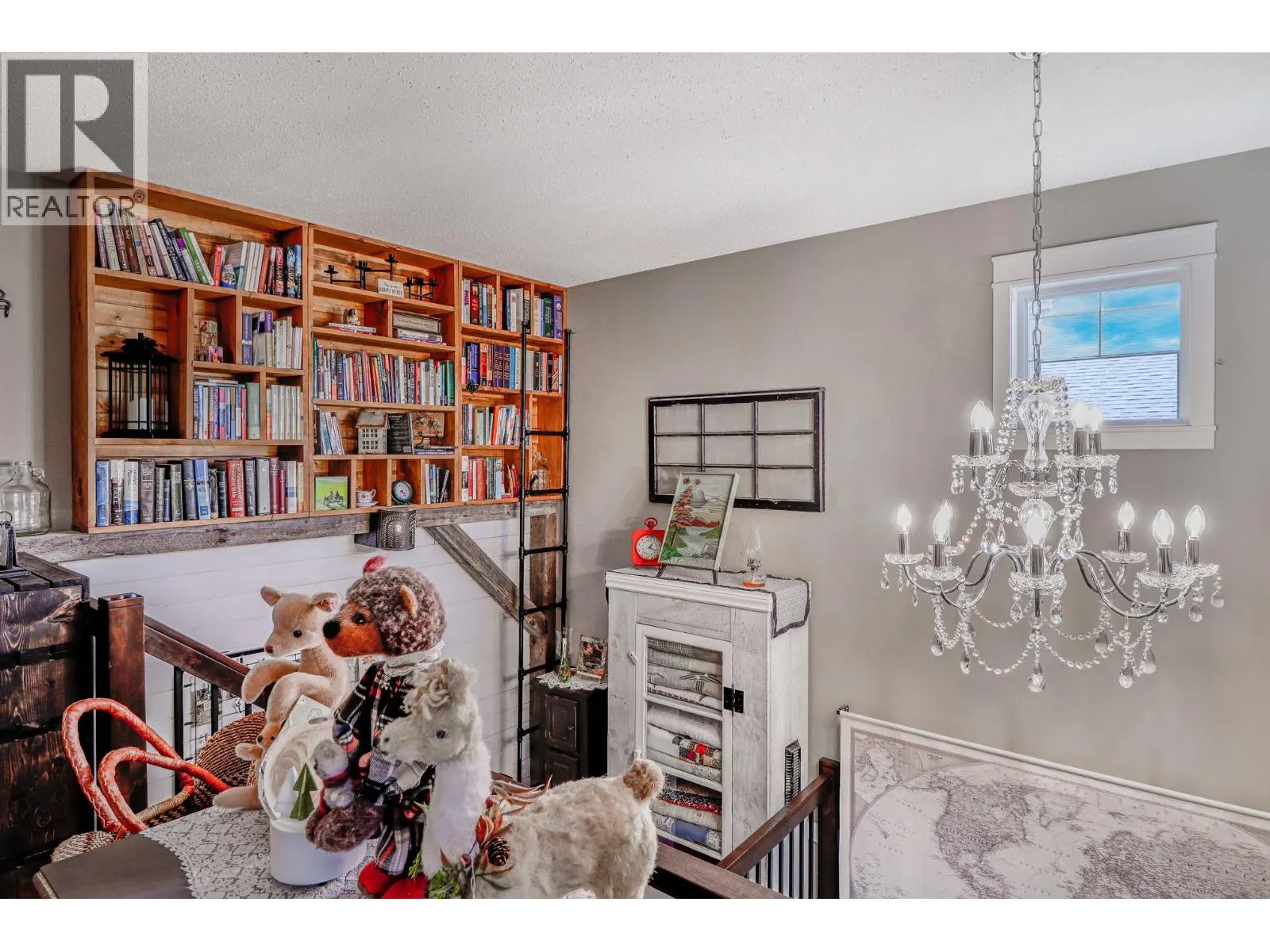 1594 MT FISHER Crescent