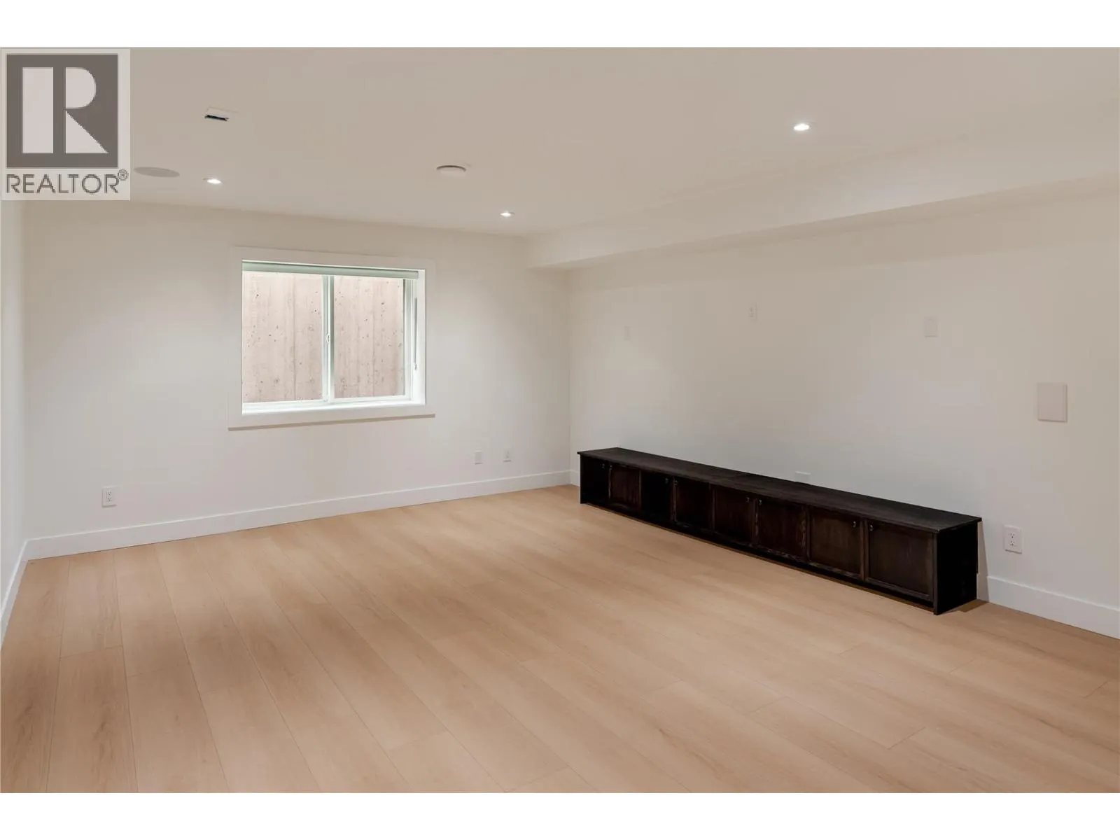 1004 Bull Crescent