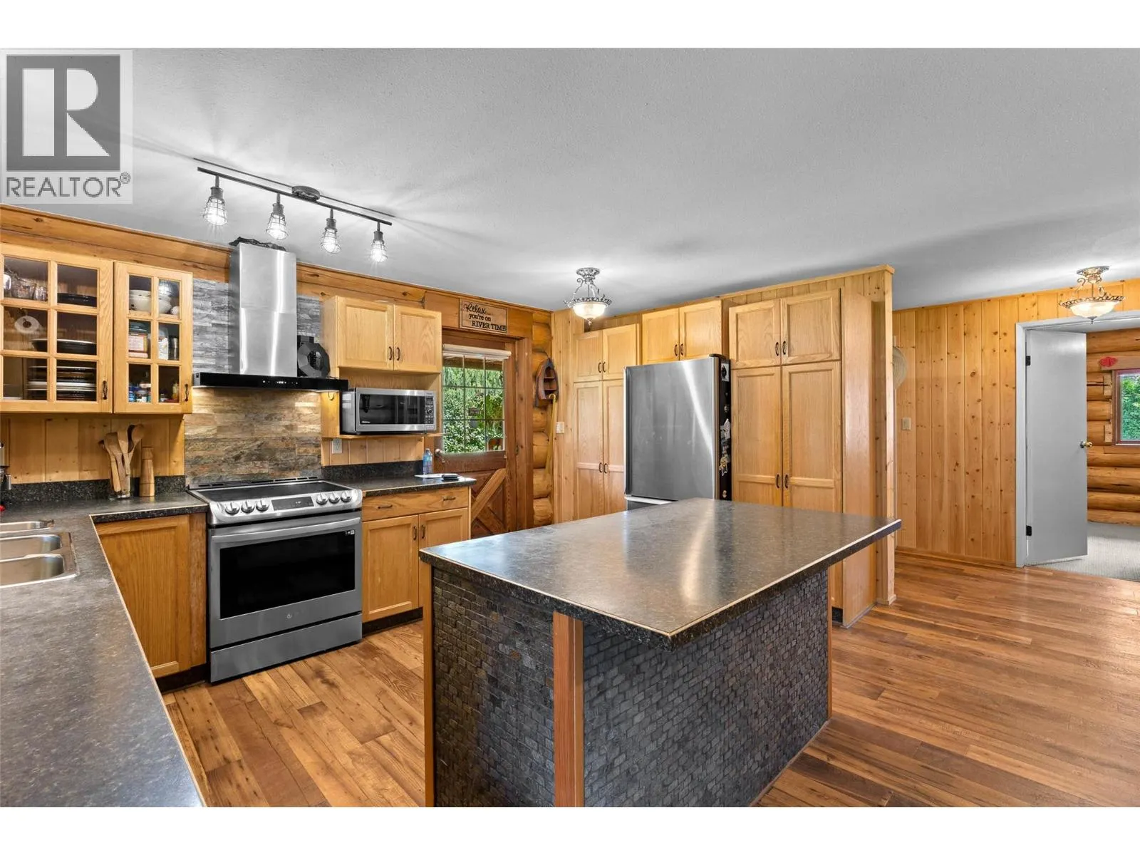 311 HOLLYWOOD Crescent