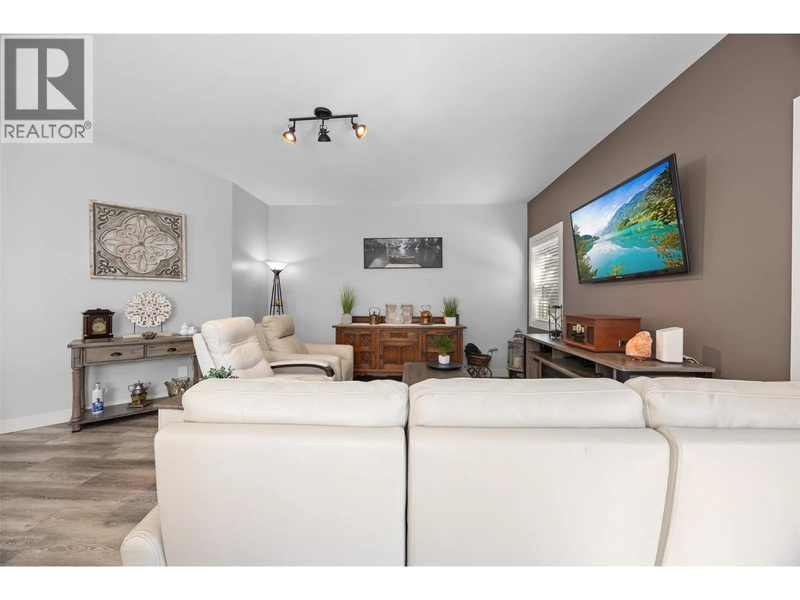 3339 Kingfisher Road