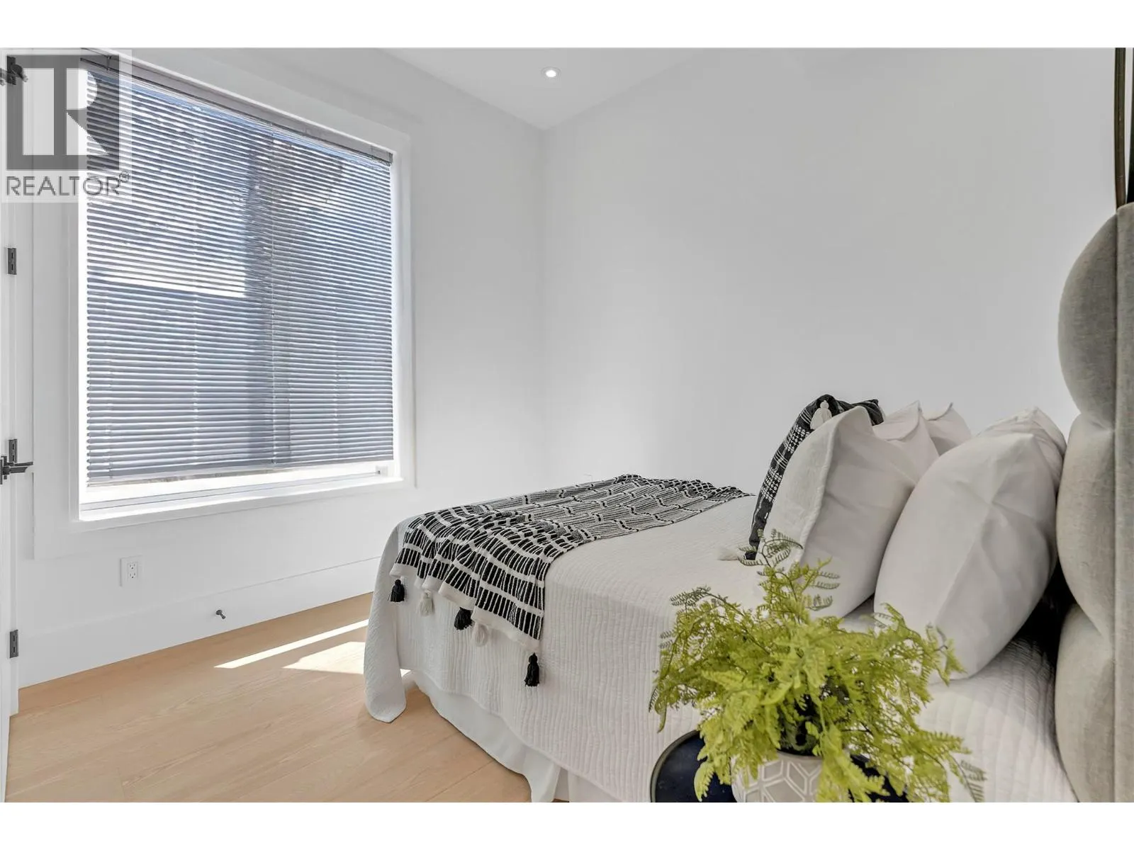 602 Lakeshore Drive Unit# 201