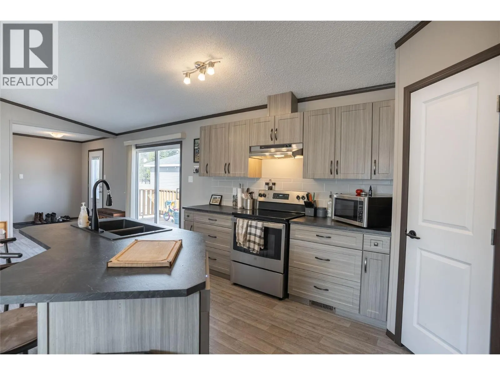 100 INDUSTRIAL  1 Road Unit# H10