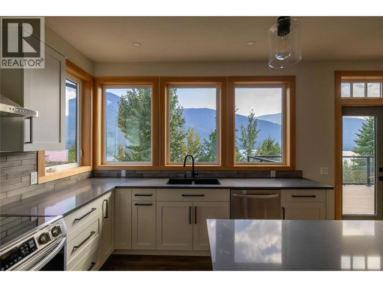 145 Lakeview Drive