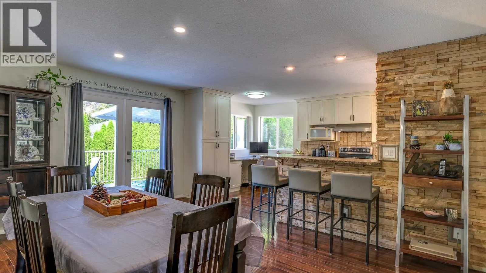 1853 Glenhaven Crescent
