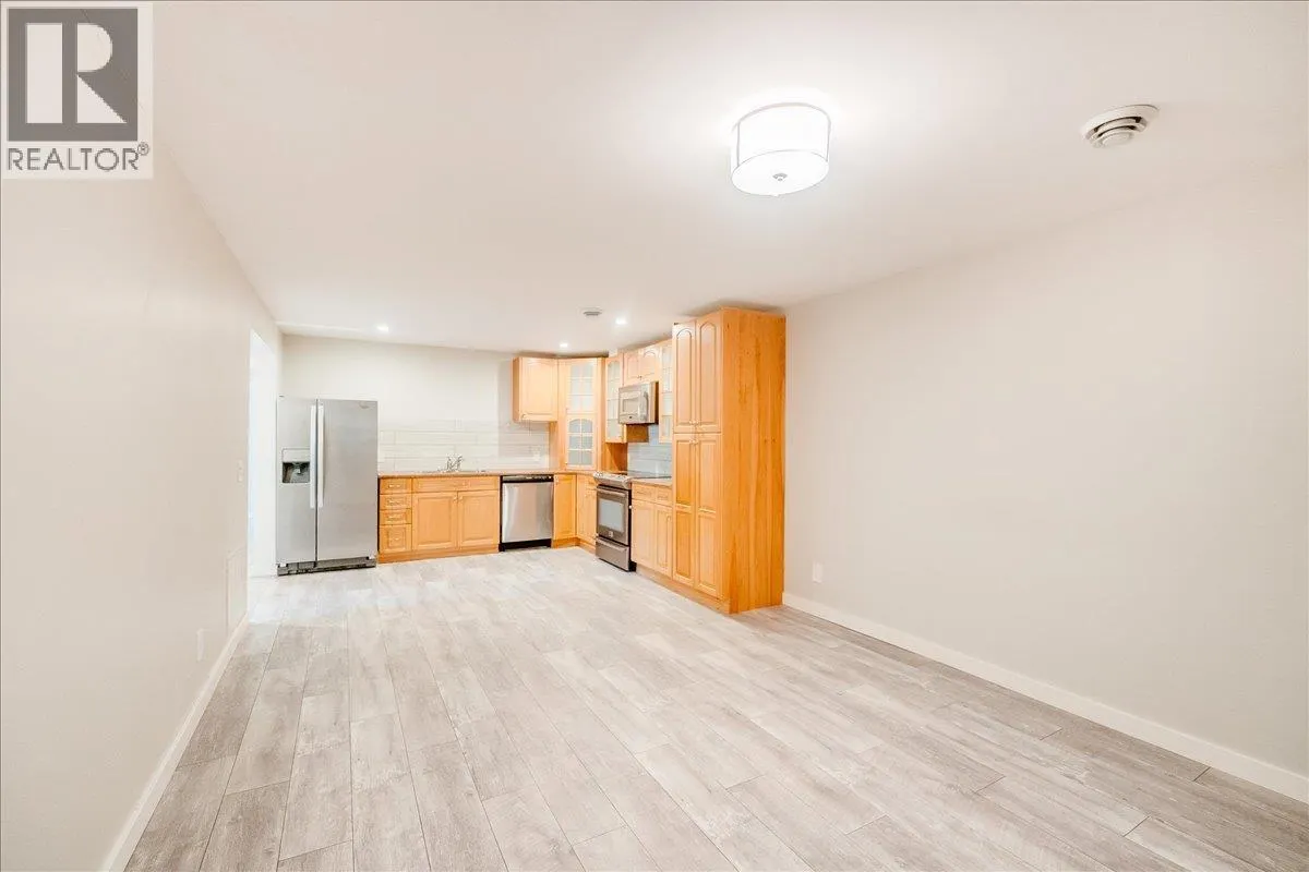 1916 Riverside Crescent