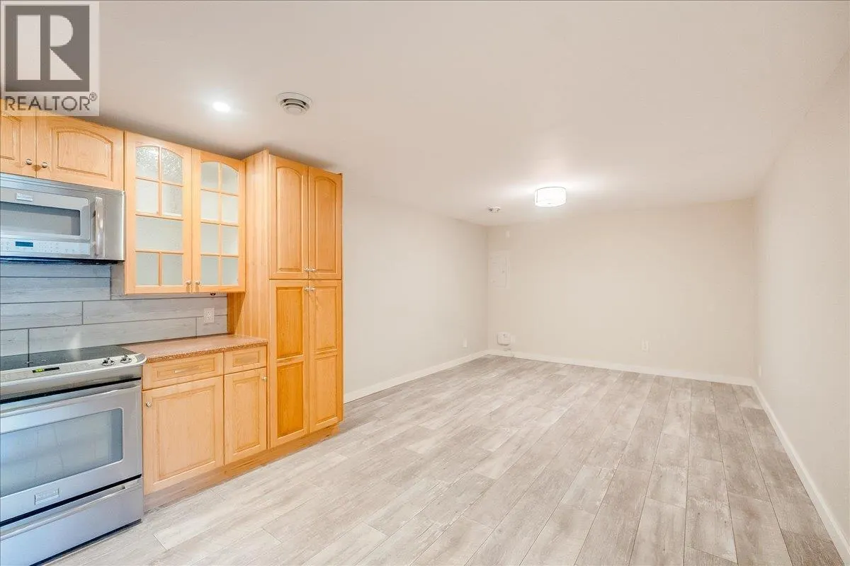 1916 Riverside Crescent