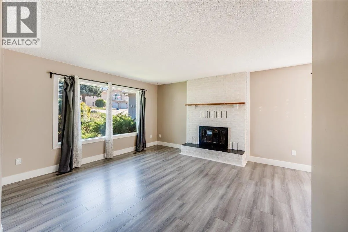 1916 Riverside Crescent