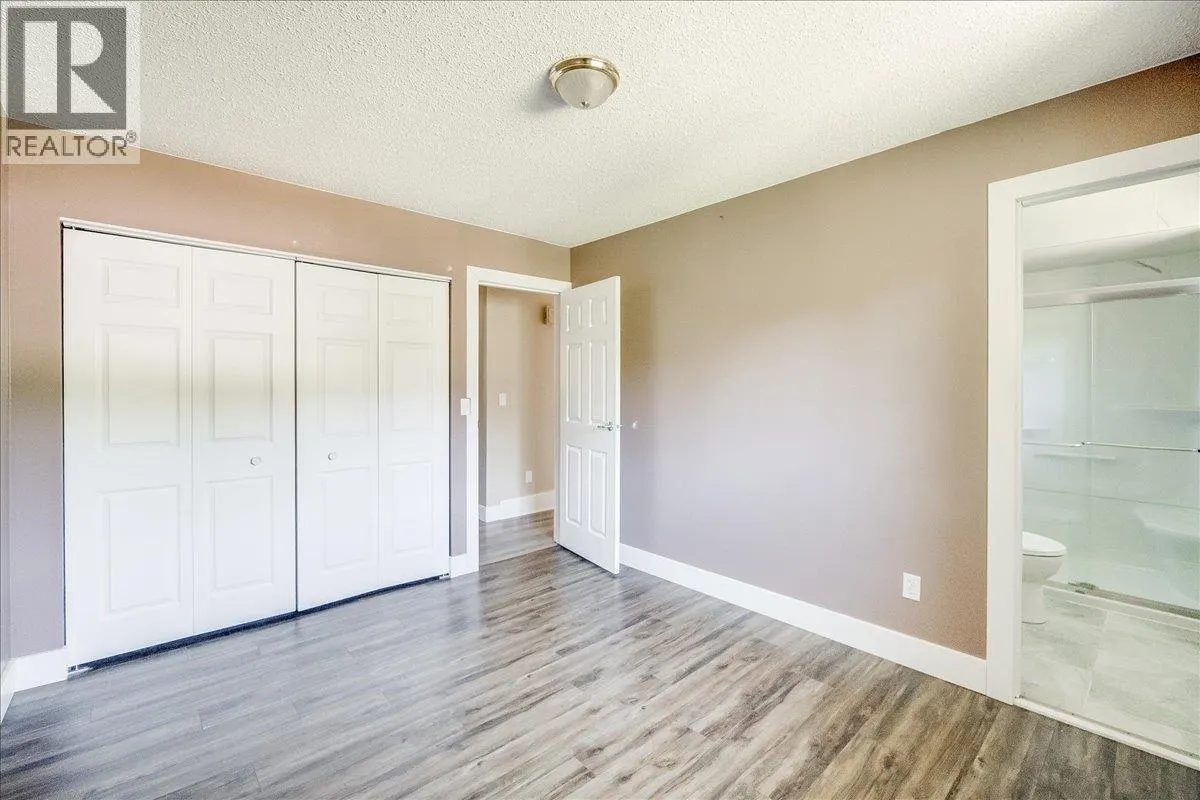 1916 Riverside Crescent