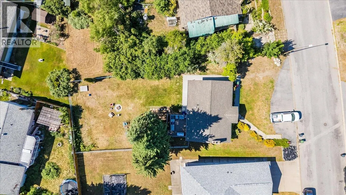 1916 Riverside Crescent