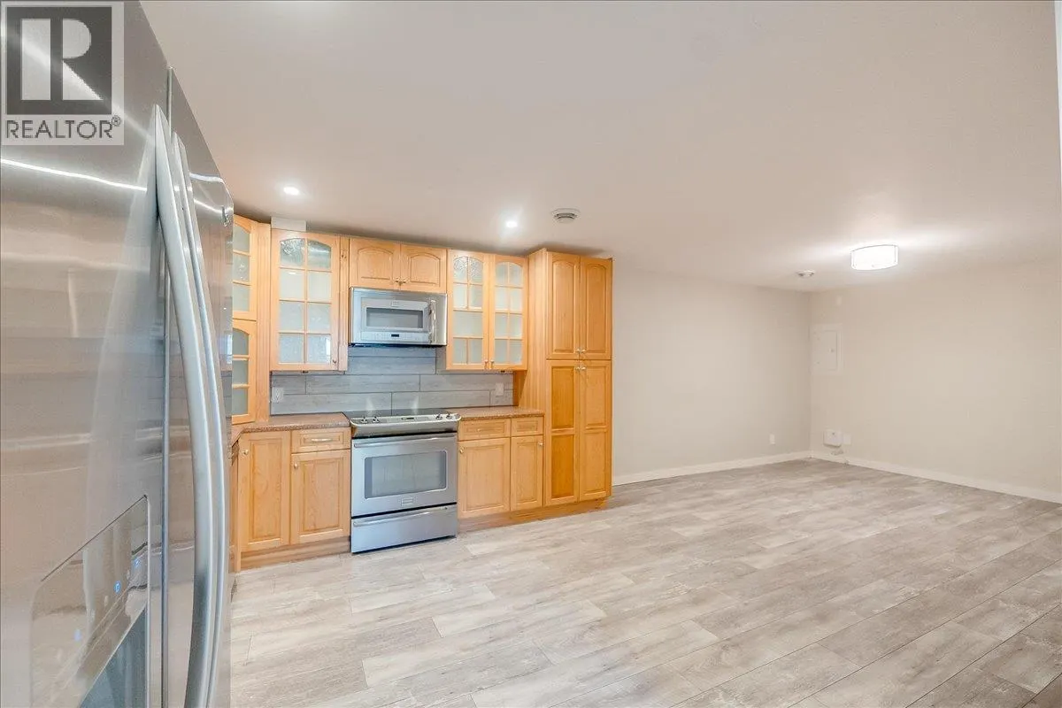 1916 Riverside Crescent